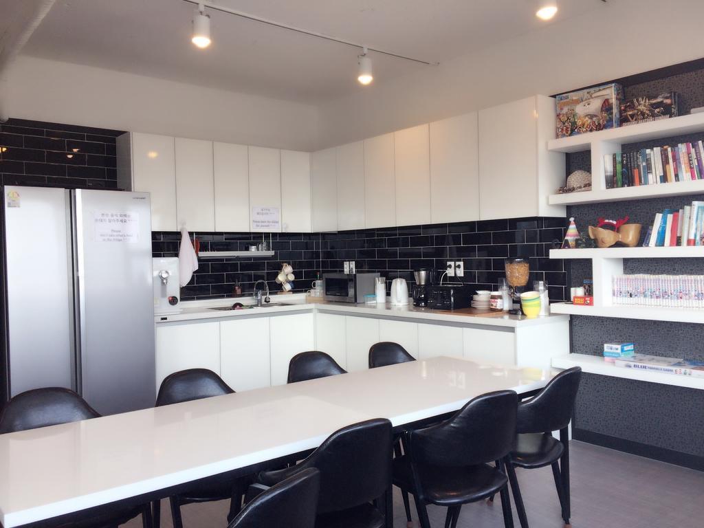 Mozzihostel Busan Station Екстериор снимка